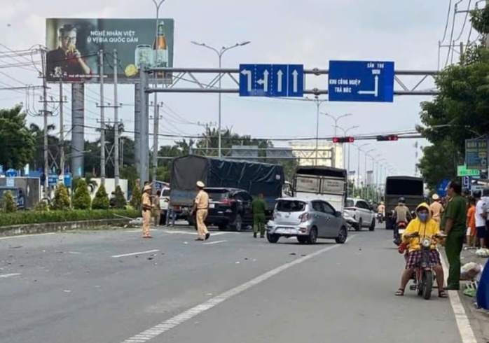 Xe tải “điên” làm loạn trên đường, tông hàng loạt xe máy ở Cần Thơ- Ảnh 1. Xe tải “điên” làm loạn trên đường, tông hàng loạt xe máy ở Cần Thơ- Ảnh 1.