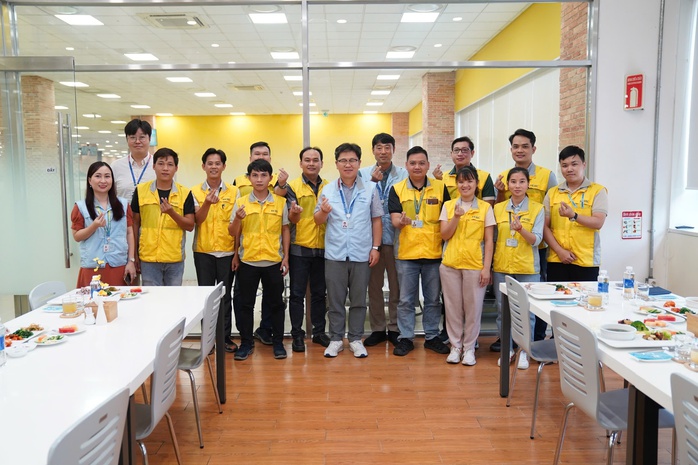 Tổng giám đốc ăn trưa cùng người lao động- Ảnh 2. Tổng giám đốc ăn trưa cùng người lao động- Ảnh 2.
