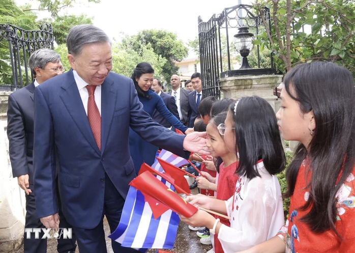 Tổng Bí thư, Chủ tịch nước gặp mặt cộng đồng người Việt Nam tại Cuba- Ảnh 1. Tổng Bí thư, Chủ tịch nước gặp mặt cộng đồng người Việt Nam tại Cuba- Ảnh 1.