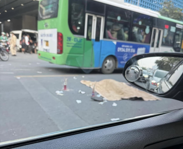 Va chạm xe máy ngã xuống đường, người đàn ông đi bộ bị ôtô chèn tử vong- Ảnh 1. Va chạm xe máy ngã xuống đường, người đàn ông đi bộ bị ôtô chèn tử vong- Ảnh 1.