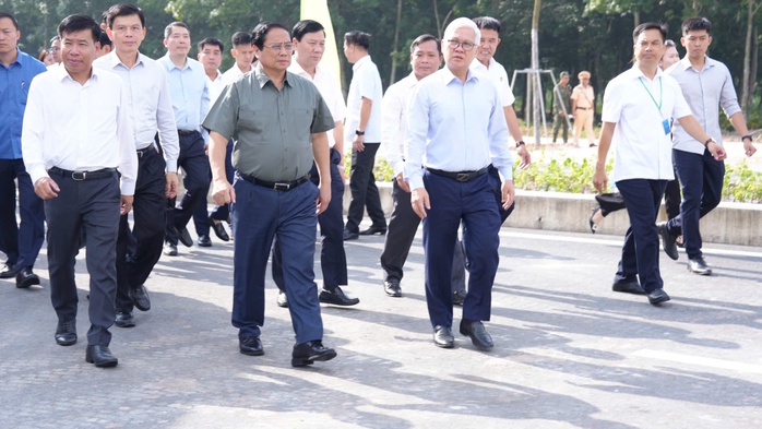 Hình ảnh Thủ tướng Phạm Minh Chính khảo sát dự án đường cao tốc TP HCM - Thủ Dầu Một - Chơn Thành- Ảnh 2. Hình ảnh Thủ tướng Phạm Minh Chính khảo sát dự án đường cao tốc TP HCM - Thủ Dầu Một - Chơn Thành- Ảnh 2.