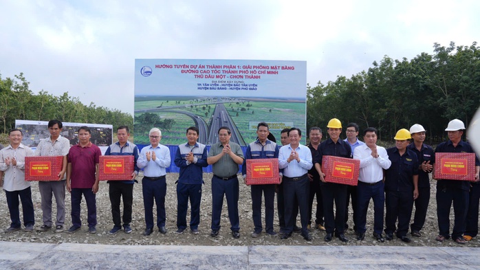 Hình ảnh Thủ tướng Phạm Minh Chính khảo sát dự án đường cao tốc TP HCM - Thủ Dầu Một - Chơn Thành- Ảnh 6. Hình ảnh Thủ tướng Phạm Minh Chính khảo sát dự án đường cao tốc TP HCM - Thủ Dầu Một - Chơn Thành- Ảnh 6.
