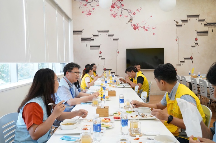 Tổng giám đốc ăn trưa cùng người lao động- Ảnh 3. Tổng giám đốc ăn trưa cùng người lao động- Ảnh 3.