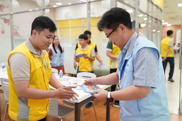 Tổng giám đốc ăn trưa cùng người lao động- Ảnh 4. Tổng giám đốc ăn trưa cùng người lao động- Ảnh 4.