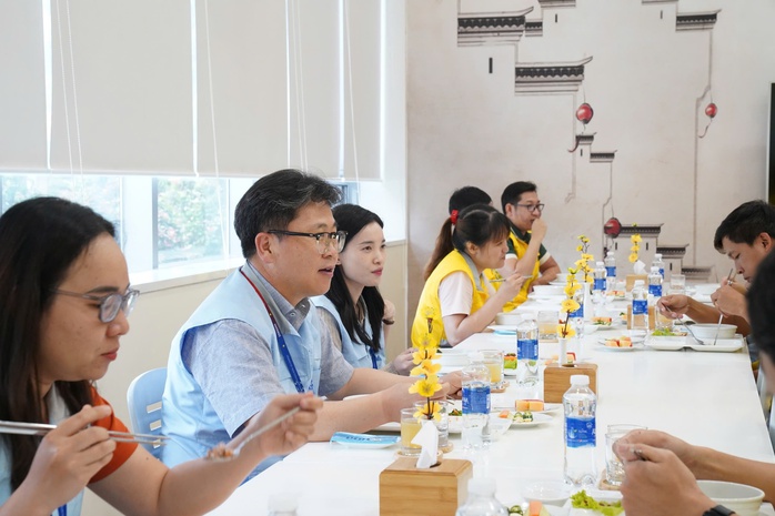 Tổng giám đốc ăn trưa cùng người lao động- Ảnh 1. Tổng giám đốc ăn trưa cùng người lao động- Ảnh 1.