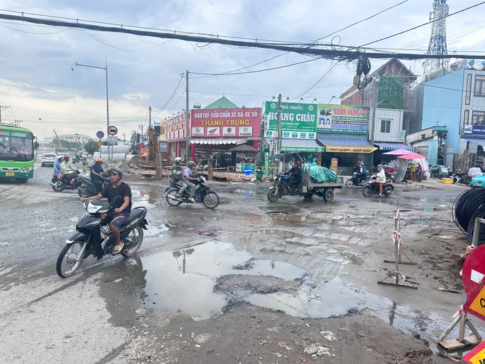 CLIP: Đoạn đường "nát như tương" ở TP Thủ Đức sẽ được nâng cấp cuối năm nay- Ảnh 4. CLIP: Đoạn đường "nát như tương" ở TP Thủ Đức sẽ được nâng cấp cuối năm nay- Ảnh 4.