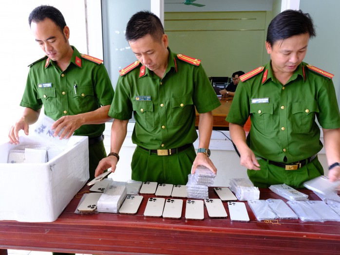 Triệt phá đường dây làm giả tài liệu của cơ quan, tổ chức để buôn điện thoại “dỏm”- Ảnh 5. Triệt phá đường dây làm giả tài liệu của cơ quan, tổ chức để buôn điện thoại “dỏm”- Ảnh 5.