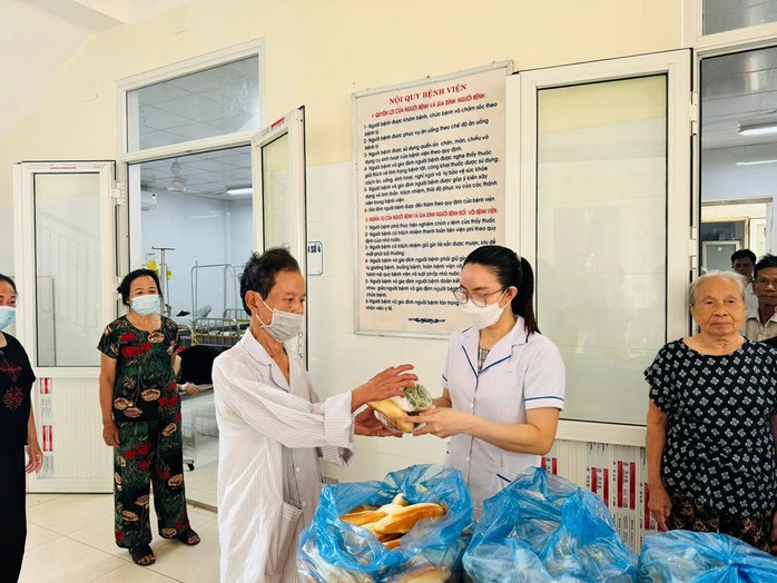 Trao các suất ăn cho người bệnh Trao các suất ăn cho người bệnh