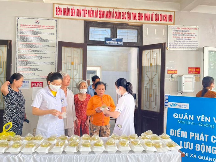 Tổ Công tác xã hội Trung tâm Y tế thị xã Quảng Trị đưa cơm cho bệnh nhân nghèo Tổ Công tác xã hội Trung tâm Y tế thị xã Quảng Trị đưa cơm cho bệnh nhân nghèo