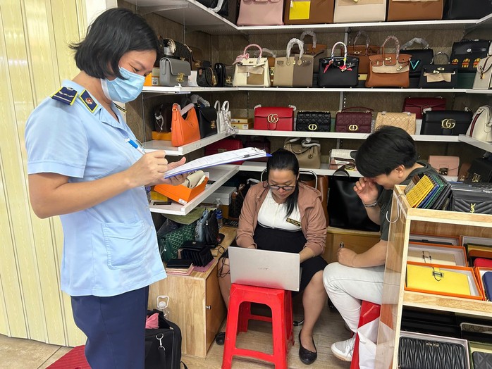 Liên tục phát hiện hàng nhái, hàng giả ở Trung tâm thương mại Saigon Square- Ảnh 1. Liên tục phát hiện hàng nhái, hàng giả ở Trung tâm thương mại Saigon Square- Ảnh 1.