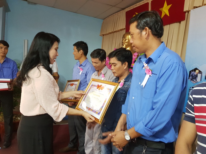 Người lao động được tặng "sổ đỏ", vàng, ô tô- Ảnh 2. Người lao động được tặng "sổ đỏ", vàng, ô tô- Ảnh 2.