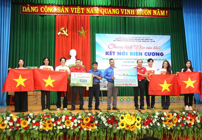 Trao tặng 1.000 lá cờ Tổ quốc và nhiều phần quà ý nghĩa cho cán bộ, chiến sĩ biên phòng, người dân và học sinh khó khăn trên địa bàn huyện Đắk Mil. Ảnh: BẢO AN Trao tặng 1.000 lá cờ Tổ quốc và nhiều phần quà ý nghĩa cho cán bộ, chiến sĩ biên phòng, người dân và học sinh khó khăn trên địa bàn huyện Đắk Mil. Ảnh: BẢO AN