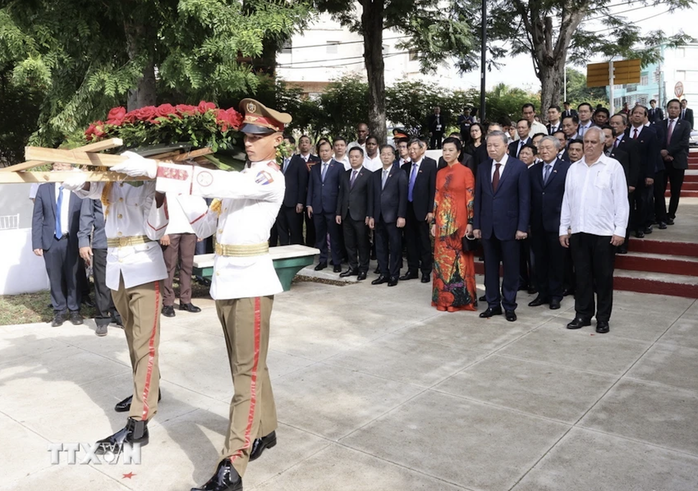 Tổng Bí thư, Chủ tịch nước Tô Lâm đặt vòng hoa tại Tượng đài Bác Hồ ở La Habana- Ảnh 1. Tổng Bí thư, Chủ tịch nước Tô Lâm đặt vòng hoa tại Tượng đài Bác Hồ ở La Habana- Ảnh 1.