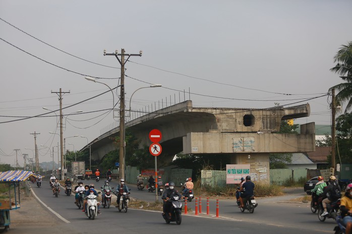 Đã tái lập mặt đường đoạn ngã ba Lò Lu - Lã Xuân Oai- Ảnh 3. Đã tái lập mặt đường đoạn ngã ba Lò Lu - Lã Xuân Oai- Ảnh 3.