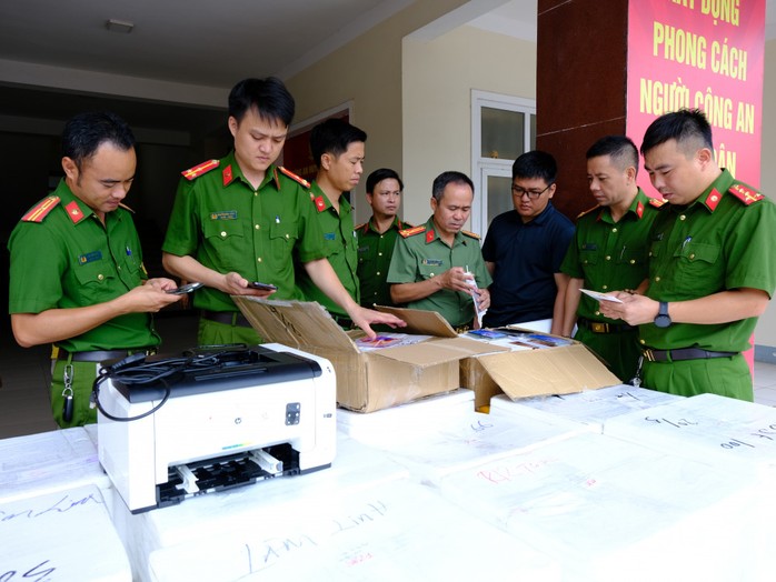 Triệt phá đường dây làm giả tài liệu của cơ quan, tổ chức để buôn điện thoại “dỏm”- Ảnh 1. Triệt phá đường dây làm giả tài liệu của cơ quan, tổ chức để buôn điện thoại “dỏm”- Ảnh 1.