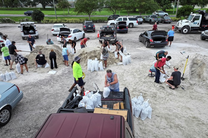 Người dân đang lấp đầy các bao cát trước khi bão đổ bộ vào Big Bend hôm 25-9. Ảnh: Reuters Người dân đang lấp đầy các bao cát trước khi bão đổ bộ vào Big Bend hôm 25-9. Ảnh: Reuters