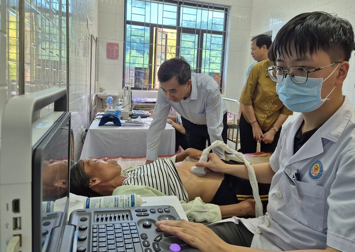 Cấp phát thuốc thiết yếu phòng bệnh sau mưa lũ- Ảnh 1. Cấp phát thuốc thiết yếu phòng bệnh sau mưa lũ- Ảnh 1.