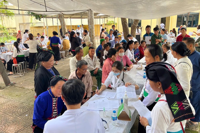 Cấp phát thuốc thiết yếu phòng bệnh sau mưa lũ- Ảnh 2. Cấp phát thuốc thiết yếu phòng bệnh sau mưa lũ- Ảnh 2.