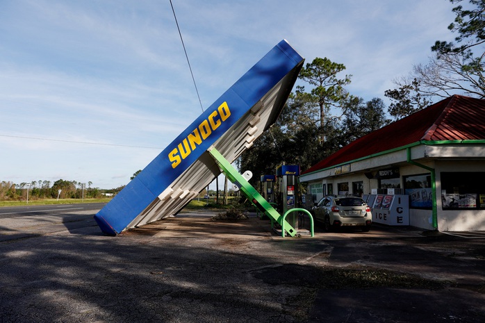 Mái che ngã đổ ở TP Perry, Florida Mái che ngã đổ ở TP Perry, Florida