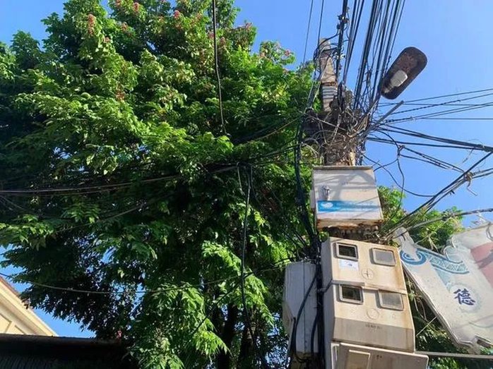 Trèo lên mái che hái khế, 2 vợ chồng bị điện giật thương vong- Ảnh 1. Trèo lên mái che hái khế, 2 vợ chồng bị điện giật thương vong- Ảnh 1.