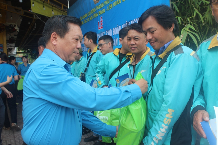 Ông Trương Công Hồ - Chủ tịch LĐLĐ quận 8, TP HCM - tặng quà cho tài xế xe công nghệ Ông Trương Công Hồ - Chủ tịch LĐLĐ quận 8, TP HCM - tặng quà cho tài xế xe công nghệ