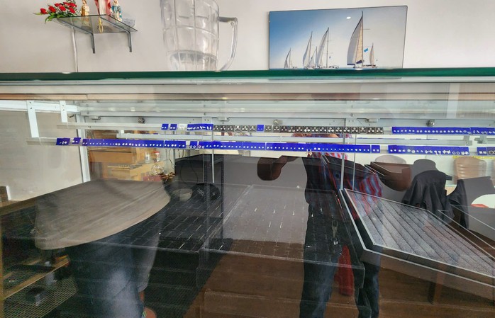 Chủ tiệm bạc thẫn thờ khi mất nhiều tài sản- Ảnh 2. Chủ tiệm bạc thẫn thờ khi mất nhiều tài sản- Ảnh 2.