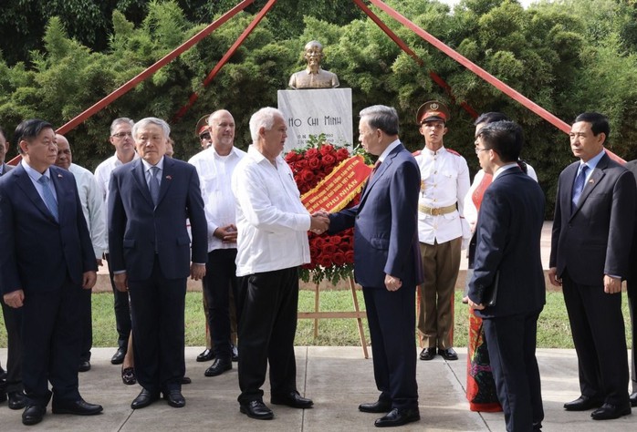 Tổng Bí thư, Chủ tịch nước Tô Lâm đặt vòng hoa tại Tượng đài Bác Hồ ở La Habana- Ảnh 4. Tổng Bí thư, Chủ tịch nước Tô Lâm đặt vòng hoa tại Tượng đài Bác Hồ ở La Habana- Ảnh 4.