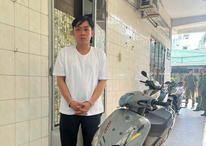 Công an ập vào khách sạn bắt giữ nghi phạm cướp giật điện thoại- Ảnh 1. Công an ập vào khách sạn bắt giữ nghi phạm cướp giật điện thoại- Ảnh 1.