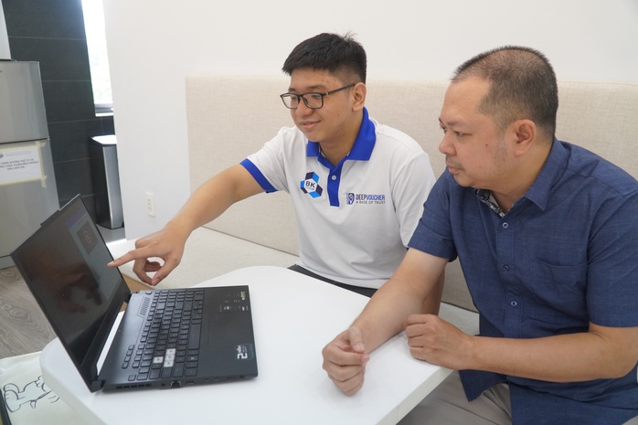 Nhóm trưởng Vương Hồng Lĩnh giới thiệu ứng dụng DeepVoucher với giảng viên Nhóm trưởng Vương Hồng Lĩnh giới thiệu ứng dụng DeepVoucher với giảng viên