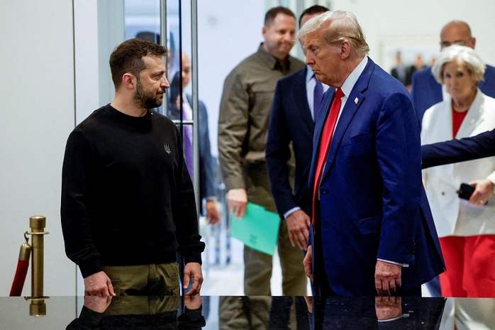Cựu Tổng thống Mỹ Donald Trump và Tổng thống Ukraine Volodymyr Zelensky gặp nhau tại Tháp Trump, TP New York - Mỹ vào ngày 27-9. ẢNH: Reuters Cựu Tổng thống Mỹ Donald Trump và Tổng thống Ukraine Volodymyr Zelensky gặp nhau tại Tháp Trump, TP New York - Mỹ vào ngày 27-9. ẢNH: Reuters
