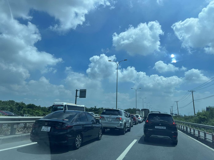 Xe cộ kẹt cứng trên đường dẫn cao tốc TP HCM - Long Thành - Dầu Giây- Ảnh 1. Xe cộ kẹt cứng trên đường dẫn cao tốc TP HCM - Long Thành - Dầu Giây- Ảnh 1.