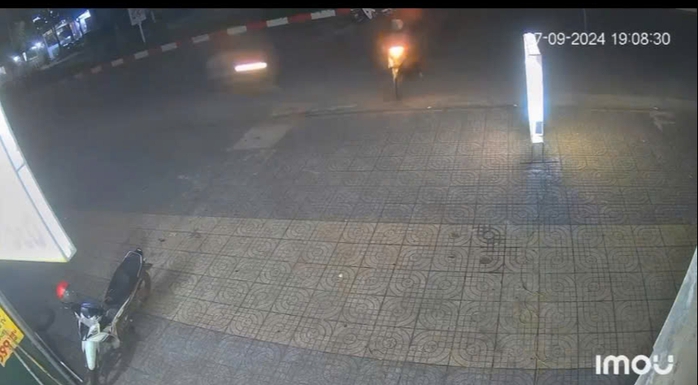 Clip: Khoảnh khắc kinh hoàng vụ tai nạn khiến 3 người thương vong- Ảnh 1. Clip: Khoảnh khắc kinh hoàng vụ tai nạn khiến 3 người thương vong- Ảnh 1.