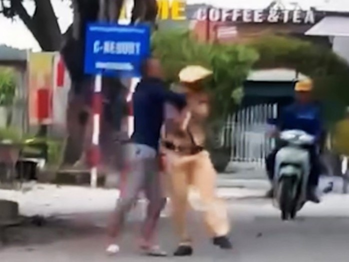 Khởi tố, bắt tạm giam đối tượng “thông chốt”, tấn công CSGT- Ảnh 1. Khởi tố, bắt tạm giam đối tượng “thông chốt”, tấn công CSGT- Ảnh 1.