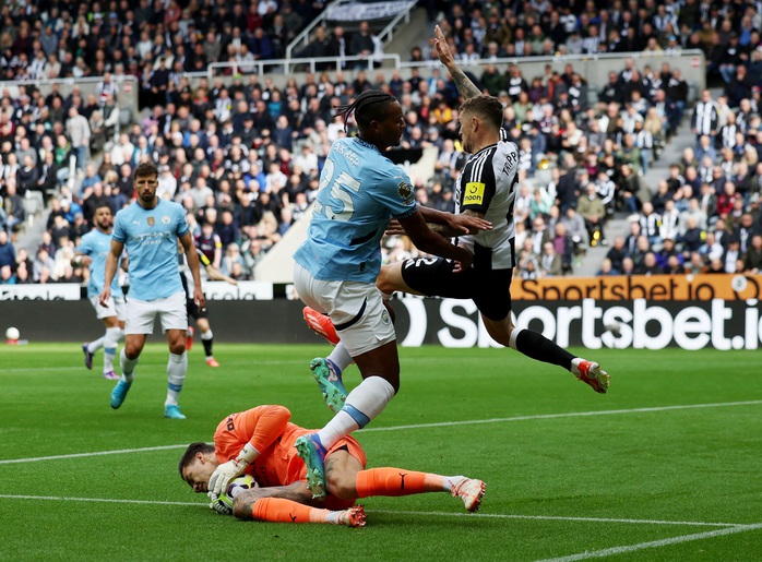 Haaland tịt ngòi tại St.James'Park, Man City mất điểm ngôi đầu- Ảnh 6. Haaland tịt ngòi tại St.James'Park, Man City mất điểm ngôi đầu- Ảnh 6.