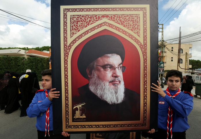 Chân dung thủ lĩnh Hezbollah Sayyed Hassan Nasrallah tại  tang lễ của một thành viên Hezbollah ở Kfar Melki hôm 19-9. Ảnh: Reuters