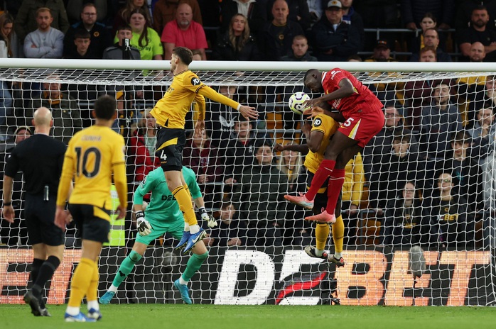 Hạ chủ nhà Wolves, Liverpool lên đỉnh bảng Ngoại hạng Anh- Ảnh 3. Hạ chủ nhà Wolves, Liverpool lên đỉnh bảng Ngoại hạng Anh- Ảnh 3.