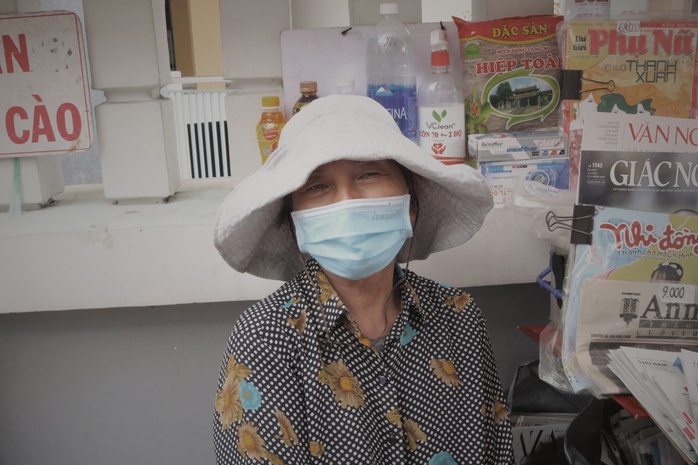 Sạp báo hơn 50 tuổi của 2 cụ bà ở TP HCM- Ảnh 1. Sạp báo hơn 50 tuổi của 2 cụ bà ở TP HCM- Ảnh 1.