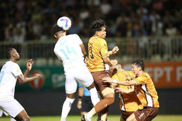HAGL kiên cường hòa đương kim vô địch V-League- Ảnh 4. HAGL kiên cường hòa đương kim vô địch V-League- Ảnh 4.