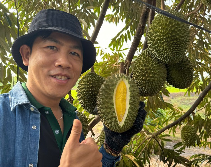 Anh Trịnh Thanh Tùng thăm vườn sầu riêng Anh Trịnh Thanh Tùng thăm vườn sầu riêng