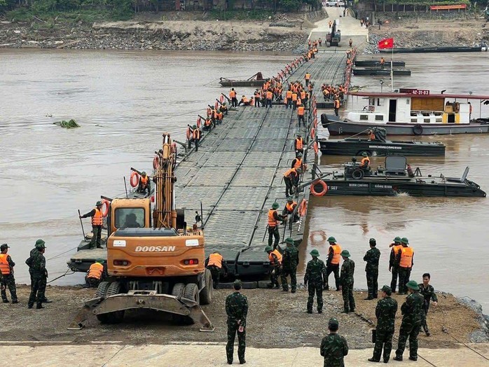 Lắp đặt xong cầu phao Phong Châu, thông xe từ 30-9- Ảnh 7. Lắp đặt xong cầu phao Phong Châu, thông xe từ 30-9- Ảnh 7.