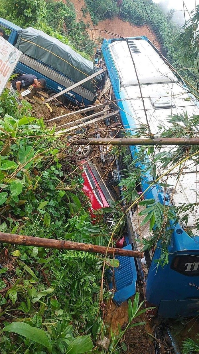 VIDEO: Sạt lở đất do mưa lớn vùi lấp 4 nhà dân, 1 xe khách và nhiều ôtô- Ảnh 3. VIDEO: Sạt lở đất do mưa lớn vùi lấp 4 nhà dân, 1 xe khách và nhiều ôtô- Ảnh 3.
