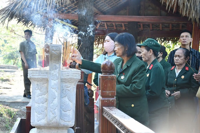 Hình ảnh xúc động tại Lễ an táng phu nhân Đại tướng Võ Nguyên Giáp tại Vũng Chùa - Đảo Yến- Ảnh 5. Hình ảnh xúc động tại Lễ an táng phu nhân Đại tướng Võ Nguyên Giáp tại Vũng Chùa - Đảo Yến- Ảnh 5.