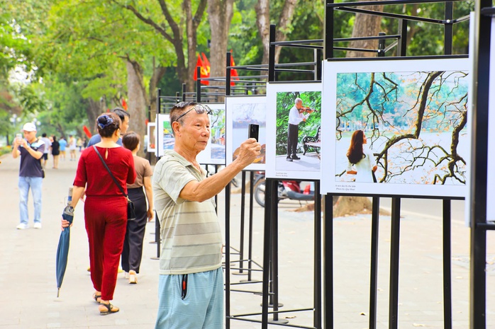 Hà Nội rực rỡ chào mừng kỷ niệm 70 năm ngày Giải phóng Thủ Đô- Ảnh 9. Hà Nội rực rỡ chào mừng kỷ niệm 70 năm ngày Giải phóng Thủ Đô- Ảnh 9.