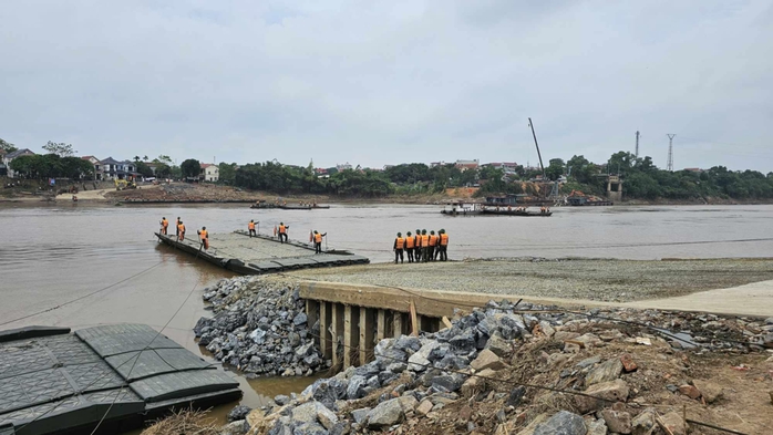 Lắp đặt xong cầu phao Phong Châu, thông xe từ 30-9- Ảnh 2. Lắp đặt xong cầu phao Phong Châu, thông xe từ 30-9- Ảnh 2.