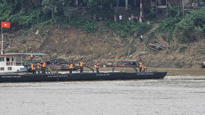 Lắp đặt xong cầu phao Phong Châu, thông xe từ 30-9- Ảnh 6. Lắp đặt xong cầu phao Phong Châu, thông xe từ 30-9- Ảnh 6.