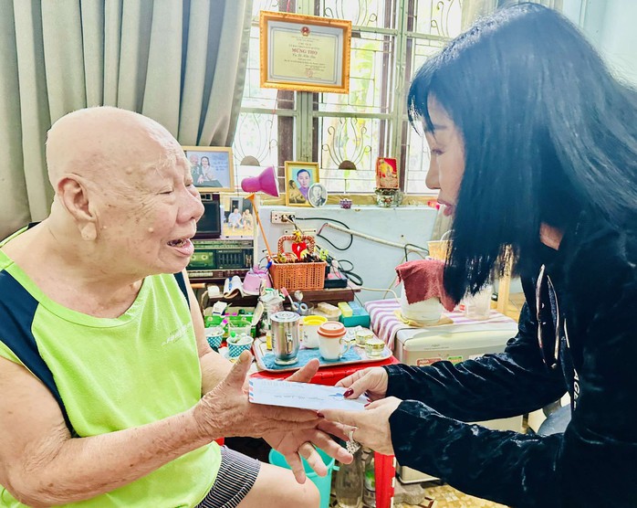 NSND Kim Cương, nghệ sĩ Bích Lan mang yêu thương đến Khu dưỡng lão nghệ sĩ Thị Nghè- Ảnh 4. NSND Kim Cương, nghệ sĩ Bích Lan mang yêu thương đến Khu dưỡng lão nghệ sĩ Thị Nghè- Ảnh 4.