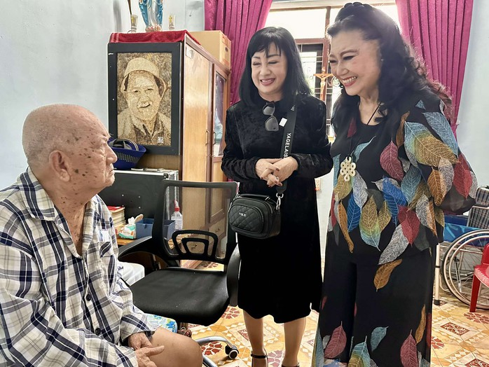 NSND Kim Cương, nghệ sĩ Bích Lan mang yêu thương đến Khu dưỡng lão nghệ sĩ Thị Nghè- Ảnh 3. NSND Kim Cương, nghệ sĩ Bích Lan mang yêu thương đến Khu dưỡng lão nghệ sĩ Thị Nghè- Ảnh 3.