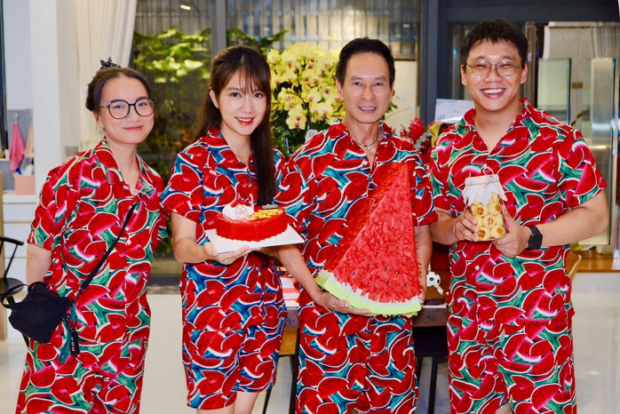 Lý Hải - Minh Hà rực rỡ trang phục dưa hấu- Ảnh 10. Lý Hải - Minh Hà rực rỡ trang phục dưa hấu- Ảnh 10.