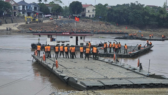 Lắp đặt xong cầu phao Phong Châu, thông xe từ 30-9- Ảnh 4. Lắp đặt xong cầu phao Phong Châu, thông xe từ 30-9- Ảnh 4.
