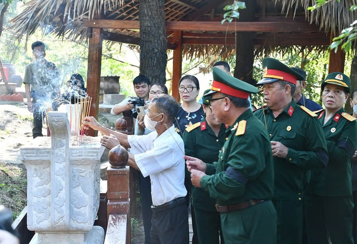 Hình ảnh xúc động tại Lễ an táng phu nhân Đại tướng Võ Nguyên Giáp tại Vũng Chùa - Đảo Yến- Ảnh 10. Hình ảnh xúc động tại Lễ an táng phu nhân Đại tướng Võ Nguyên Giáp tại Vũng Chùa - Đảo Yến- Ảnh 10.